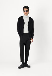 pure cashmere MEN V NECK CARDIGAN - Kardigan - black