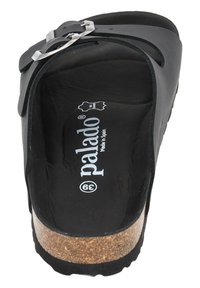 Svart sandle som är platt med korkmellansula, justerbar metallspänne, texturerad ovandel och präglad logotyp inuti.
