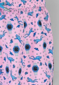 Costumi da bagno rosa con un motivo di subacquei e orologi. Presenta subacquei blu, quadranti degli orologi neri e pois bianchi. Vita elastica.
