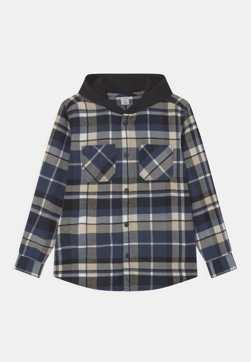 Camicia a quadri a maniche lunghe in blu, beige e nero con bottoni frontali, due tasche sul petto e cappuccio nero.