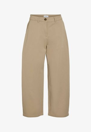 Béžové nohavice širokého strihu so slučkami na opasok, predným zapínaním na gombíky a bočnými vreckami, navrhnuté na bežné nosenie alebo do práce.