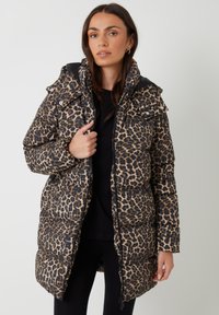 Pufová bunda s leopardím potiskem a černou kapucí, na zip a se zipovými knoflíky, s prošívanou strukturou a do délky po stehna.