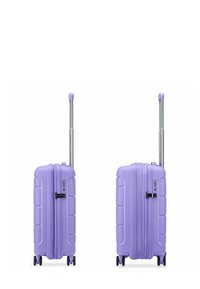 Valigia rigida viola con manico telescopico argento, chiusura a zip, lucchetto a combinazione e quattro ruote nere girevoli a 360 gradi.
