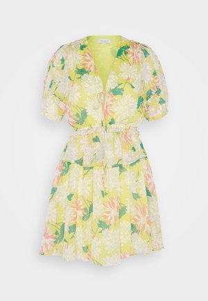 Vestido floral con base amarilla y flores blancas y rosas, mangas cortas abullonadas, escote en V y cintura con cordón.