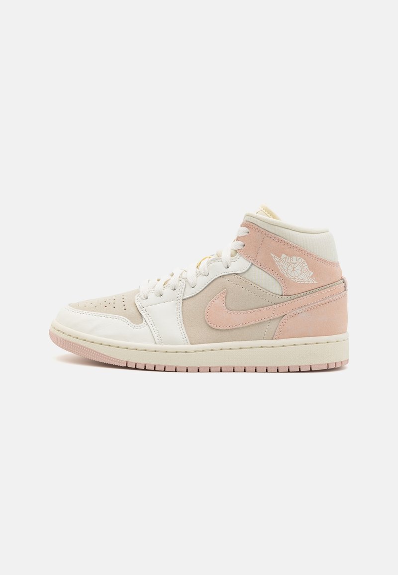 Baskets montantes mi-hautes avec des panneaux blancs, beiges et roses, arborant le logo swoosh de Nike et les ailes Air Jordan sur la cheville.