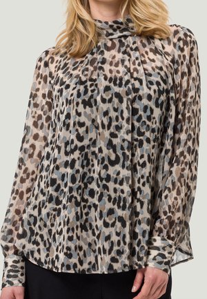 Blusa con stampa leopardata, design plissettato, maniche lunghe, collo alto, tessuto leggero e motivi a contrasto marroni e neri.