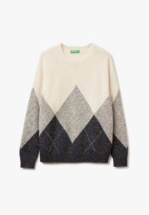 Suéter de punto con un patrón de diamantes en crema, gris claro y carbón. Puños y dobladillo acanalados con un escote redondo. Textura suave.