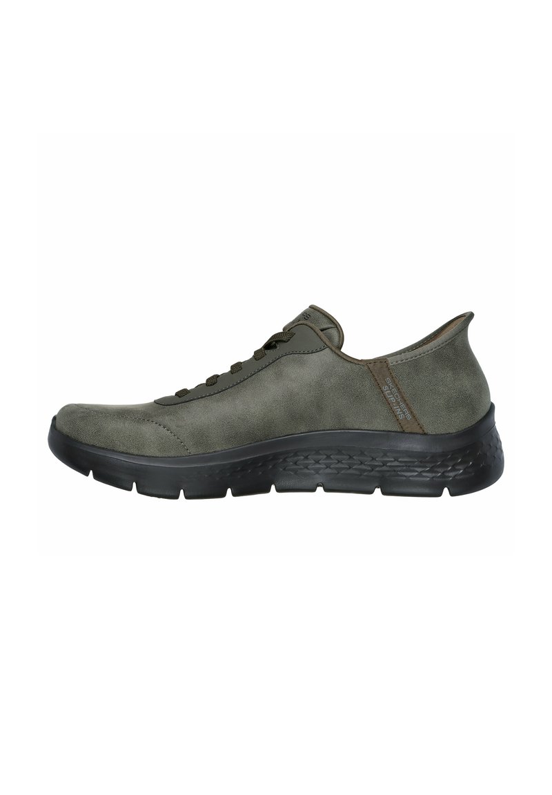 Sneaker verde in suede con suola in gomma nera, dotata di punta arrotondata, design con lacci e una sottile texture sulla parte superiore.