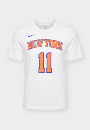 Λευκό μπλουζάκι Nike με το "NEW YORK" σε πορτοκαλί και μωβ πάνω από έναν μεγάλο αριθμό "11" στα ίδια χρώματα μπροστά.