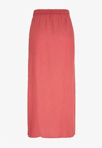 Gonna maxi in corallo, realizzata in tessuto leggero. Presenta un elastico in vita e un taglio dritto, con una superficie liscia e senza fantasia.