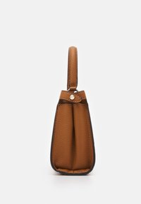 Sac à main en cuir marron avec une surface texturée, doté d'une seule anse au sommet et d'un fond arrondi avec des bords noirs contrastants.