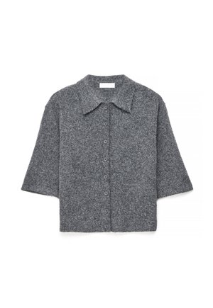 Hall halli, lühikeste varrukatega kardigan kraega, valmistatud pehmest tekstuuriga kootud kangast, valgel taustal.