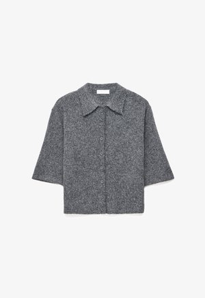 Cardigan grigio con bottoni, maniche corte e colletto, realizzato in morbido tessuto lavorato a maglia, mostrato su sfondo bianco.
