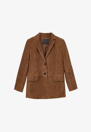 Brauner Wildlederblazer mit Reverskragen, zwei Fronttaschen und einem einzigen Knopfverschluss. Glatte Textur, taillierte Passform und minimale Details.