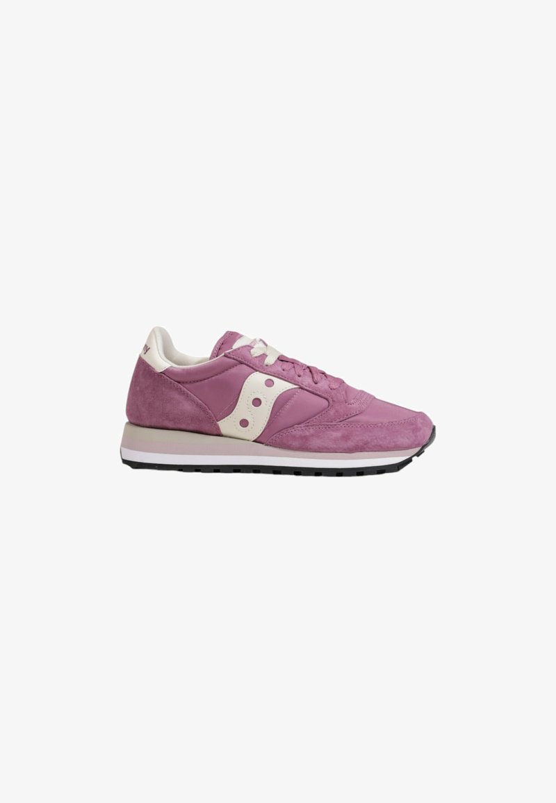 Sneaker in suede rosa con accenti bianchi, caratterizzato da un design classico con lacci, suola resistente e un logo distintivo sul lato.