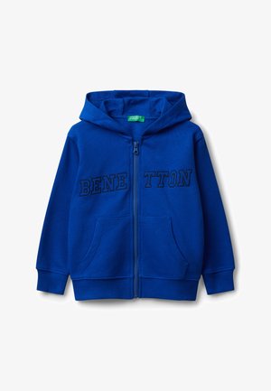 Sweat à zip bleu en coton, avec un logo sur le devant qui indique "BENETTON" en bleu foncé, deux poches latérales et une capuche.