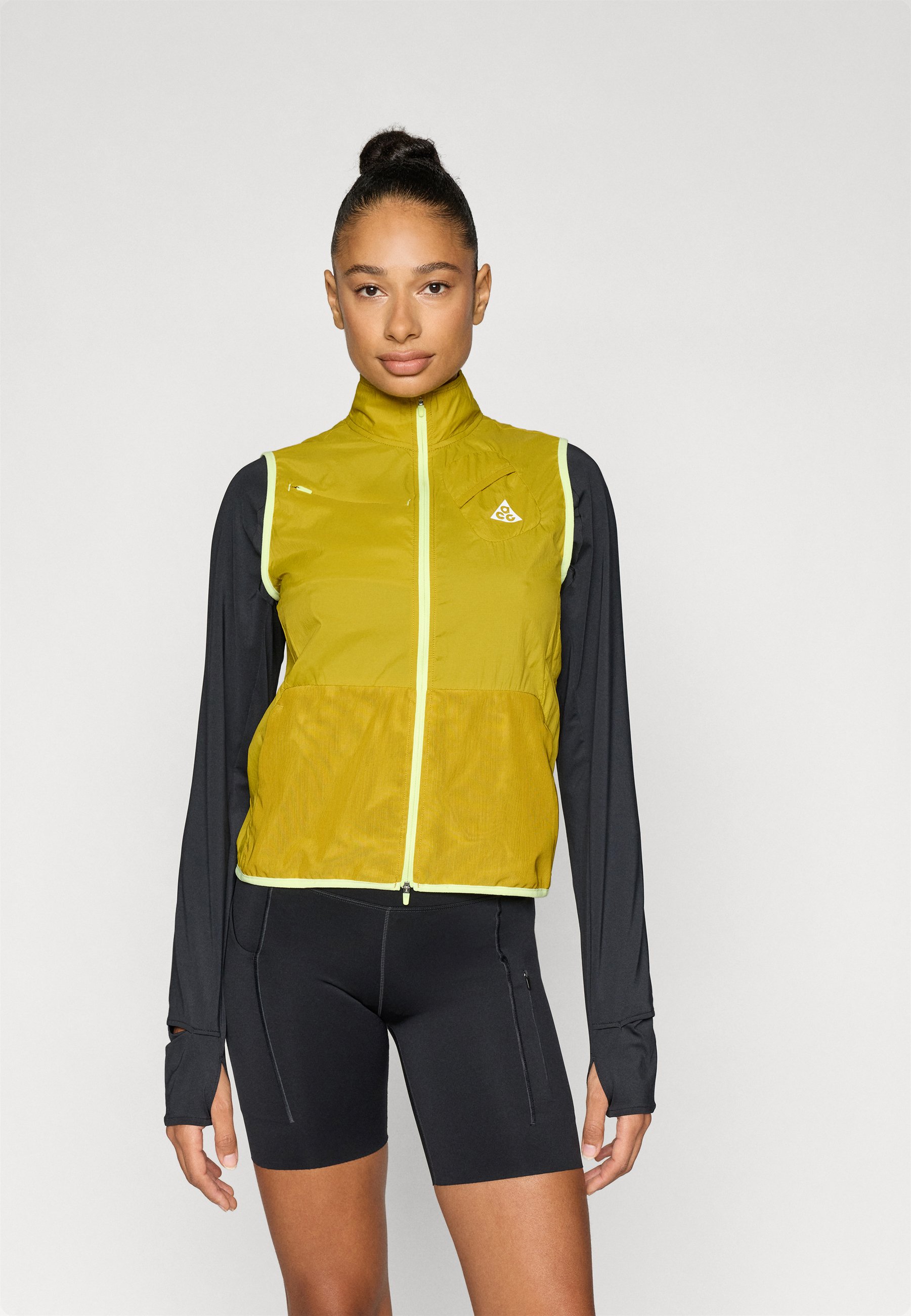 Nike ACG TRAIL VEST - Waistcoat - peat moss/liquid lime/photon