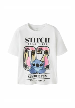 Hvid T-shirt med tegneseriefiguren Stitch, palmer inden i store "02" tal og teksten "STITCH Ocean Vibes Summer Fun Ride the Waves."