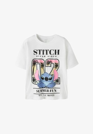 T-shirt blanc avec le personnage de dessin animé Stitch, des palmiers à l’intérieur des grands chiffres "02" et le texte "STITCH Ocean Vibes Summer Fun Ride the Waves."