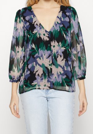 Blomstret bluse i gennemsigtigt materiale med puffede ærmer, der har en V-halsudskæring, knaplukning foran og en blanding af grønne, lilla og sorte farver.