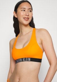 Calvin Klein Swimwear BRALETTE RACERBACK - Corpete - vivid orange
