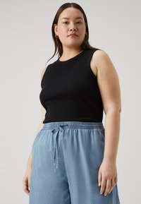 ONLY Carmakoma CARPEMA LIFE - Short en jean - medium blue denim