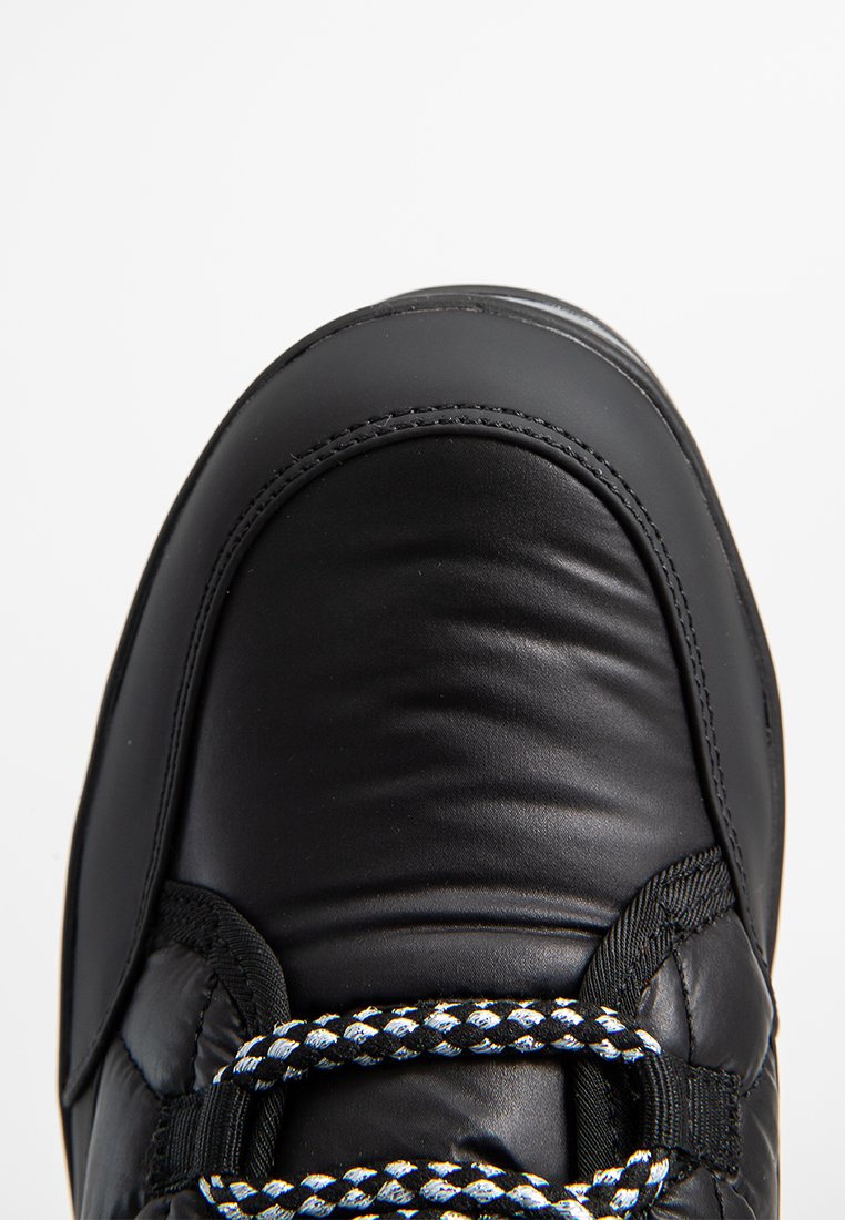 Czarne skórzane buty z zaokrąglonym noskiem, wyściełaną powierzchnią i teksturowanym sznurowaniem. Posiadają czarno-białe plecione sznurówki oraz detale szwu.