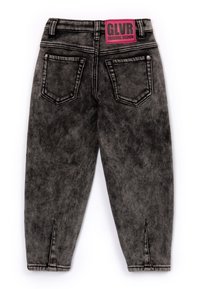 Jeans de mezclilla negra con un lavado desgastado, piernas rectas, cinco bolsillos y una etiqueta de marca brillante en color rosa que dice "GLVR Diseño Original."