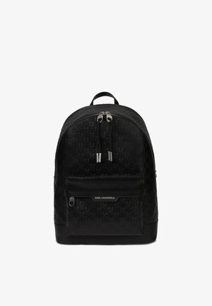 Zaino in pelle nera goffrata con tasca frontale con cerniera, chiusura con doppia zip e manico superiore, con il marchio Karl Lagerfeld sulla tasca.