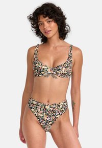 Ensemble de bikini floral avec un fond noir et des motifs de fleurs colorées. Le haut a un design de soutien, et le bas taille haute offre une bonne couverture.