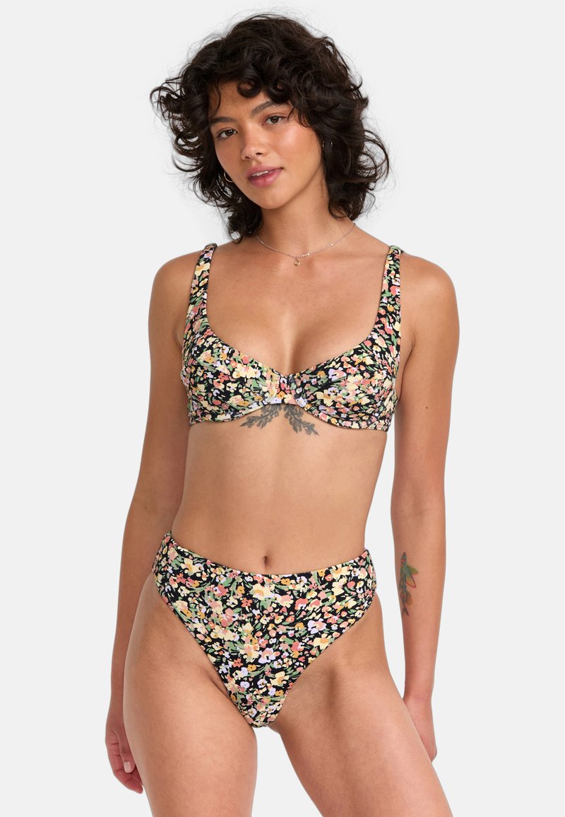 Ensemble de bikini floral avec un fond noir et des motifs de fleurs colorées. Le haut a un design de soutien, et le bas taille haute offre une bonne couverture.