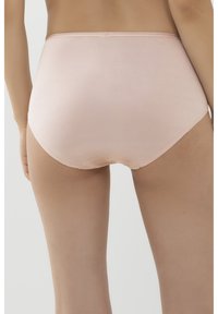 Sous-vêtements taille haute rose clair avec une texture lisse, des bords sans coutures et une coupe brief. Design minimaliste sans motifs ni embellissements.