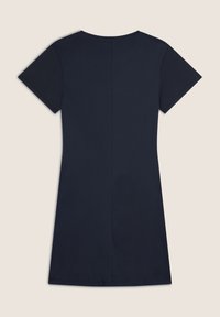 Vestido de manga corta azul marino con un sencillo escote redondo, corte recto y textura de algodón suave. Sin patrones ni acentos visibles.