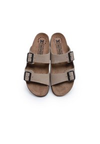 Sandali in suede beige con due fibbie nere regolabili. Soletta morbida e testurizzata con fori di ventilazione. Forma sagomata per il comfort.