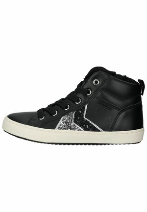 Czarne sneakersy typu high-top wykonane ze skóry, z białą gumową podeszwą. Posiadają srebrny akcent w brokate w wzór chevron po boku.
