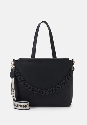 Czarna torba typu tote Valentino z dwoma długimi uchwytami, masywnym czarnym łańcuchem oraz odpinanym beżowym paskiem z logo Valentino.