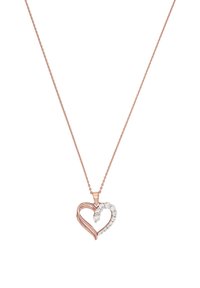 Collana in oro rosa con ciondolo a forma di cuore, una metà liscia e l'altra decorata con pietre trasparenti, su una catena sottile.