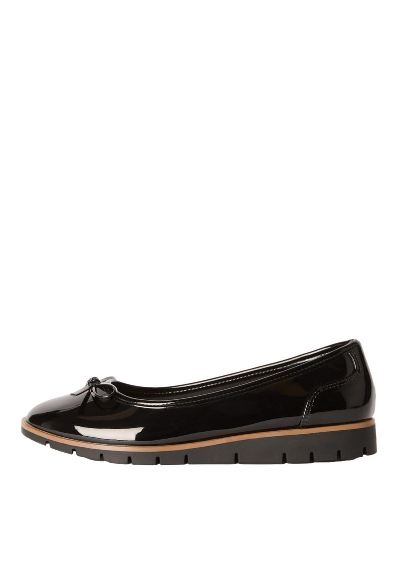 Scarpa ballerina in pelle verniciata nera con un piccolo fiocco legato davanti e suola in gomma scanalata con una striscia color cuoio sopra.