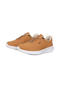 Sneakers in pelle color cuoio con suole in gomma bianca, caratterizzati da lacci tondi, piccole perforazioni laterali e un dettaglio con logo sulla parte superiore.