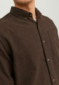 Jack & Jones JJECLASSIC MELANGE LS SN - Pluus - seal brown