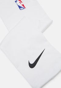 Hvide atletiske ærmer lavet af glat stof, med et sort Nike-logo og et farverigt NBA-logo tag.