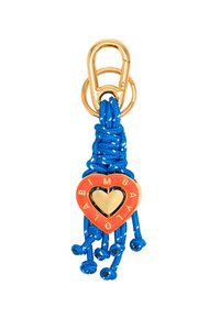 Gancio portachiavi d'oro con nappine di corda intrecciata blu e un charm a forma di cuore rosso con la scritta "LOLA B IMBA" in lettere dorate.