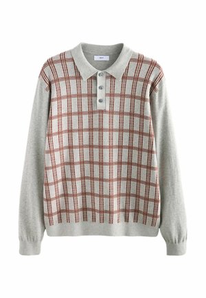 Grå langærmet polo sweater med et rødtternet mønster. Har krave og tre knapper. Blød tekstur og afslappet pasform.