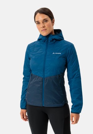 Giacca blu imbottita con cappuccio e chiusura con zip. Presenta una sezione superiore trapuntata e una sezione inferiore liscia, con due tasche laterali.