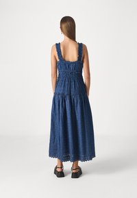 GAP GAP X DÔEN EYELET DNM MIDI DRESS - Vestido informal - medium indigo