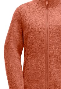 Giacca in pile con colletto alto in una calda tonalità rosso-arancio, dotata di una zip frontale e tasche laterali in tessuto texturizzato.