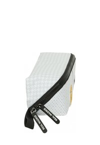 Biały prostokątny kosmetyczka z wzorem w houndstooth, czarnym zamkiem błyskawicznym i dwoma czarnymi zawieszkami na zamku z napisem "REAL MADRID."