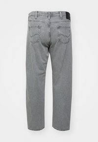 Jeans in denim grigio chiaro con taglio dritto, dotati di due tasche posteriori e di un'etichetta in vita. Texture liscia e minimalismo nei dettagli.