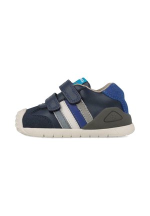 Scarpa bambini blu navy con due fascette in velcro, strisce grigie e blu, suola in gomma e un accentuato tallone testurizzato.