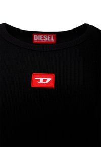 T-shirt nera a coste con un'etichetta rossa Diesel al collo e una piccola toppa rossa con il logo bianco "D" sul petto.